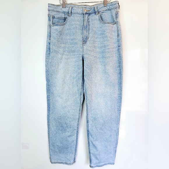 American Eagle 14 High Rise Mom Jeans Straight Leg Light Wash Denim Pant… - Picture 3 of 9